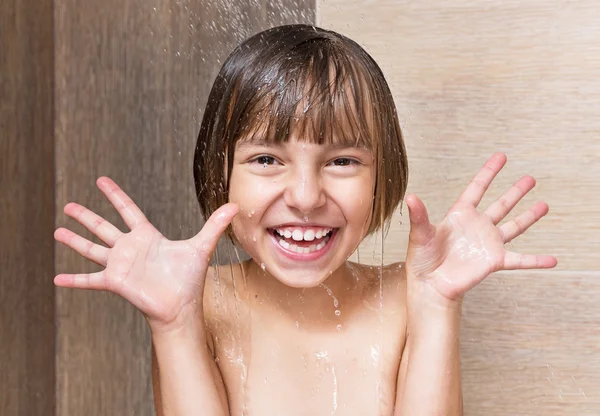 Kleines Mädchen badet zu Hause unter der Dusche — Stockfoto