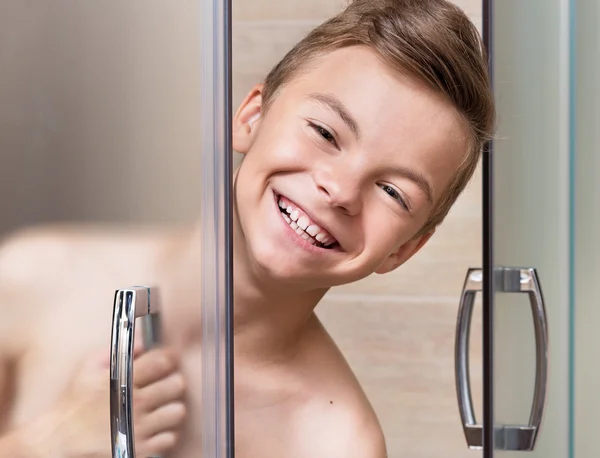 Adolescente chico toma una ducha en el baño — Foto de Stock