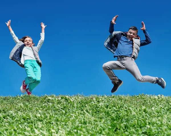 Mutlu çocuk çayır üzerinde atlama — Stok fotoğraf