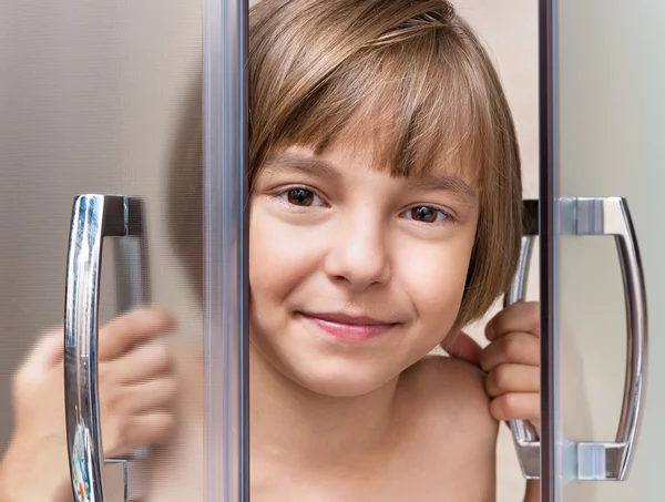 Niña toma una ducha en el baño — Foto de Stock