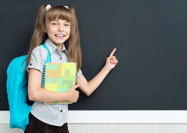 Terug naar school concept - schoolmeisje met rugzak — Stockfoto