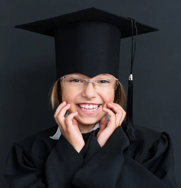 スクール コンセプト - 黒の卒業式のガウンを着ている少女に戻る — ストック写真
