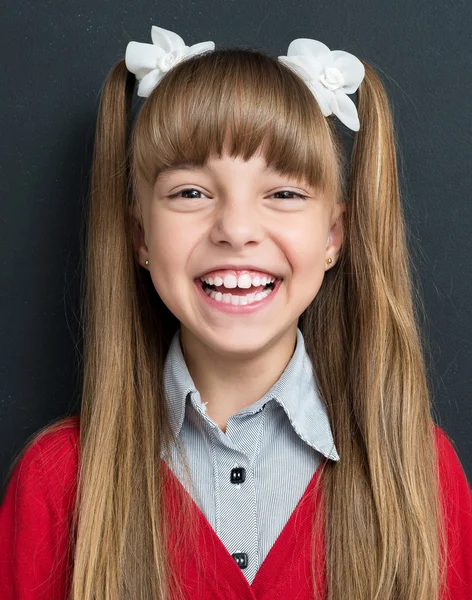 Voltar ao conceito da escola - menina feliz olhando para a câmera — Fotografia de Stock