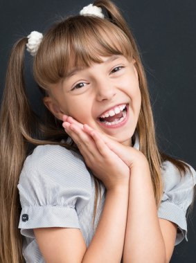 Geri okul kavramı kız kameraya tezahürat-