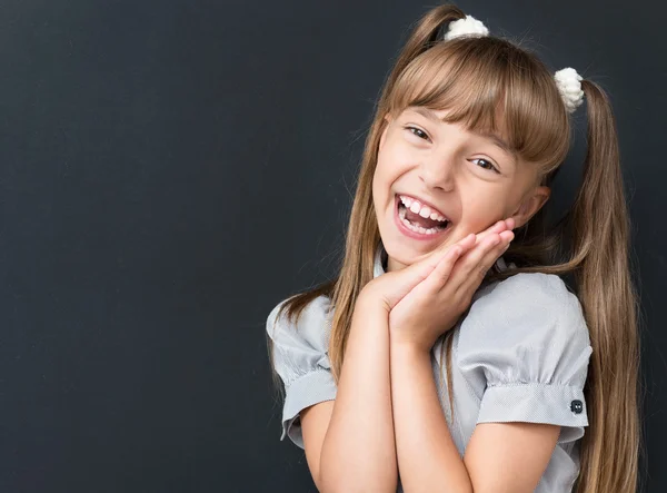 Zurück zum Schulkonzept - jubelndes Mädchen blickt in die Kamera — Stockfoto