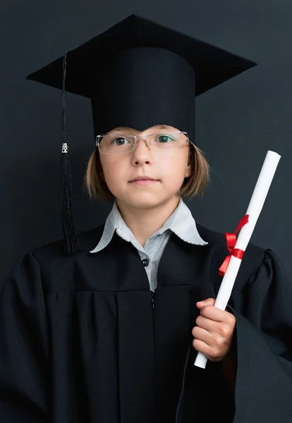 Meisje in academische hoed met diploma — Stockfoto