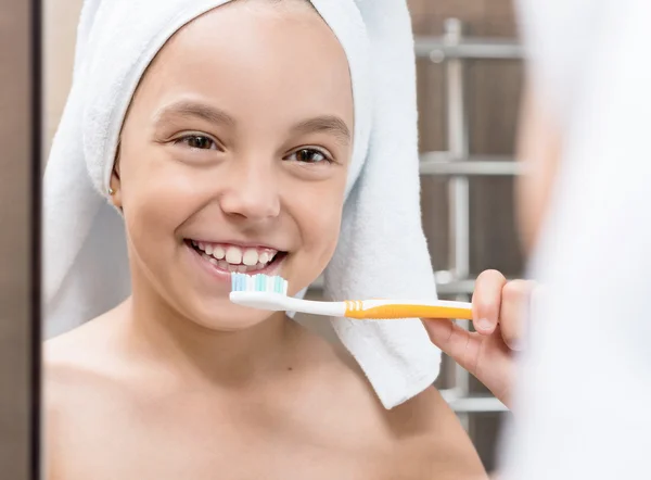 Mosolygó kis lány fogmosás fogak — Stock Fotó