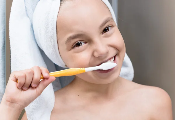 Sonriente niña cepillándose los dientes — Foto de Stock