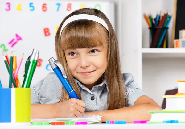 Ragazza a scuola alla scrivania — Foto Stock