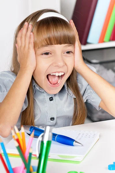 Scioccato studente ragazza in scuola — Foto Stock