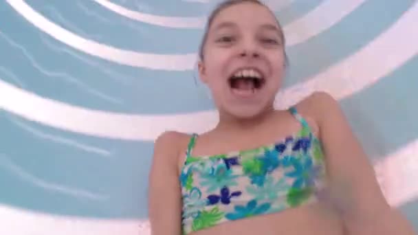 Счастливая маленькая девочка в аквапарке — стоковое видео