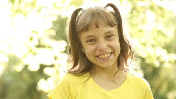Портрет улыбающейся и грустной маленькой девочки — стоковое видео