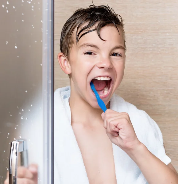 Adolescent garçon brossage dents — Photo