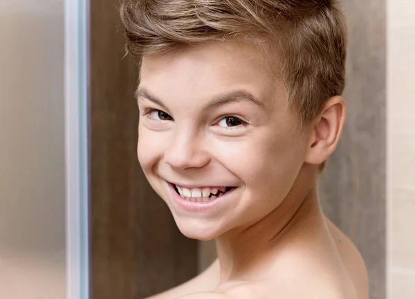 Tiener jongen in badkamer — Stockfoto