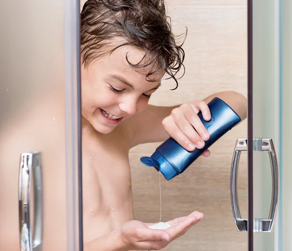 Teen pojke i badrum — Stockfoto