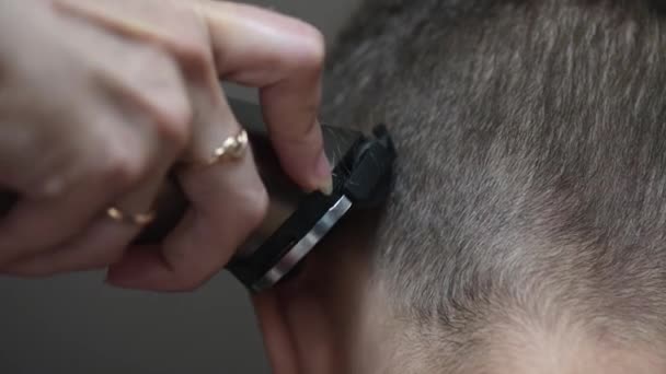 Boy haircut short hair — Stock Video