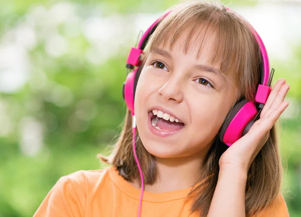 Menina com fones de ouvido — Fotografia de Stock