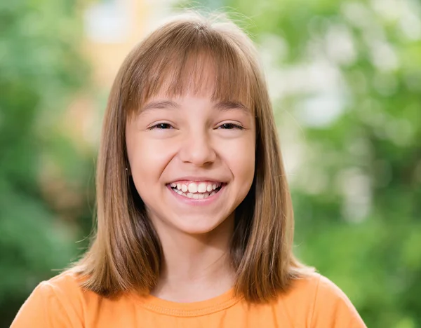 Porträt eines lächelnden Mädchens — Stockfoto