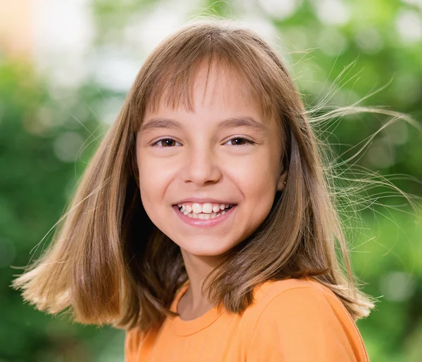 Πορτρέτο χαμογελαστό κορίτσι — Φωτογραφία Αρχείου