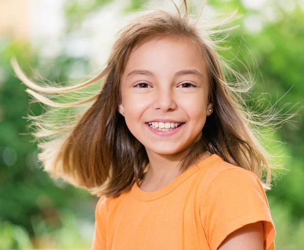 Gülümseyen kızın portresi — Stok fotoğraf