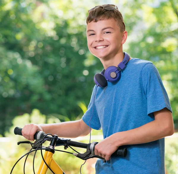 Adolescente chico con bicicleta —  Fotos de Stock
