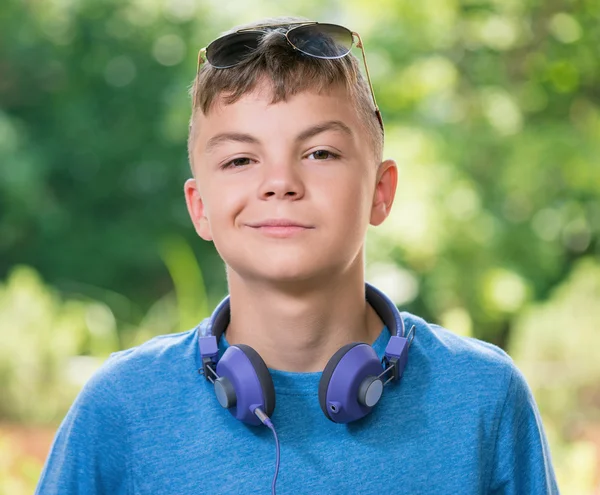 Kulaklıklar ile genç çocuk — Stok fotoğraf