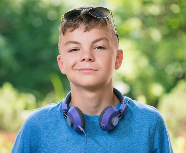 Teen boy with headphones — Stock Photo, Image