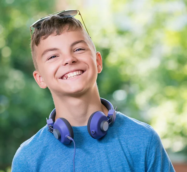 Adolescente com fones de ouvido — Fotografia de Stock