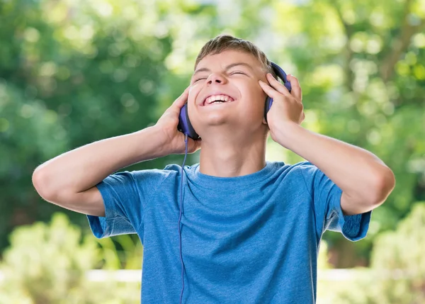 Adolescente chico con auriculares —  Fotos de Stock