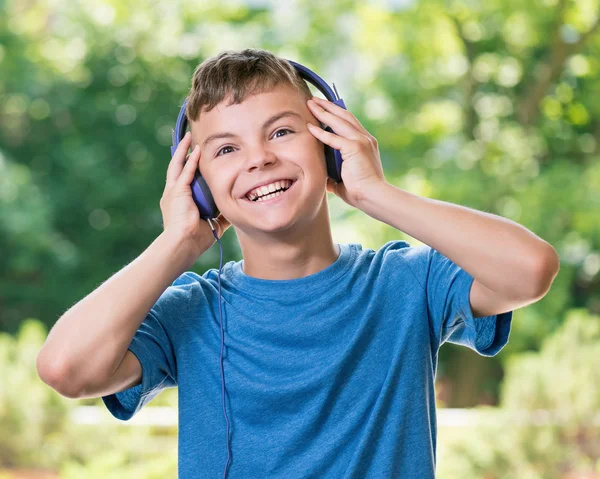 Teen pojke med hörlurar — Stockfoto
