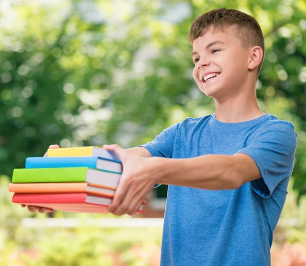 少年は学校に戻り — ストック写真