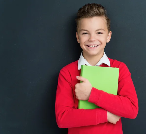 少年は学校に戻り — ストック写真