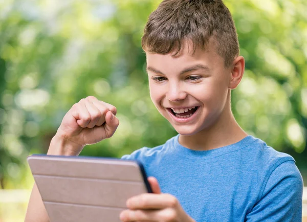 Jongen met Tablet PC — Stockfoto