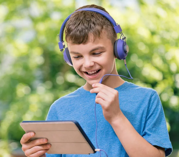 Jongen met Tablet PC — Stockfoto