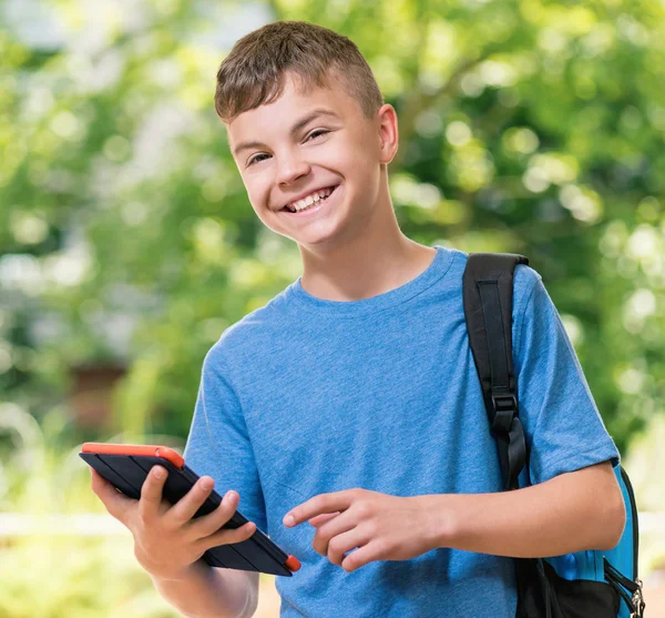 Ragazzo con compressa — Foto Stock