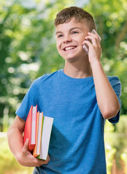 Tiener jongen met telefoon — Stockfoto