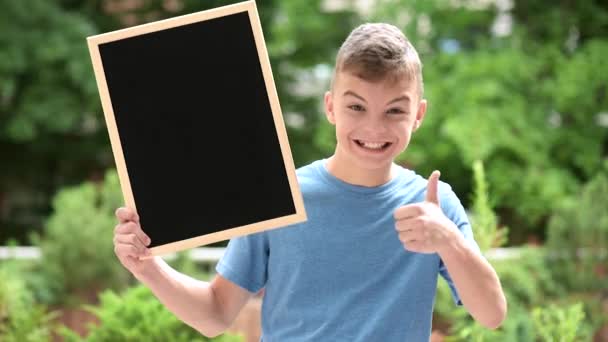 Jongen met blackboard — Stockvideo