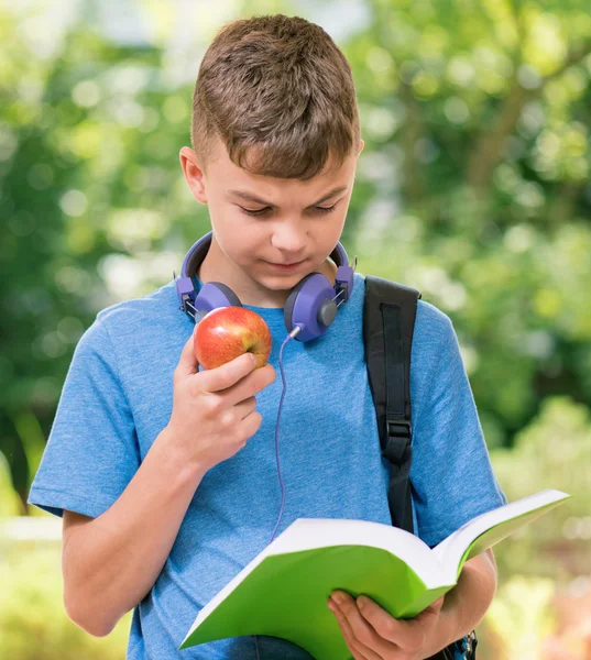 Junge zurück in die Schule — Stockfoto