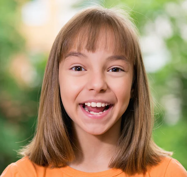 Portret uśmiechniętej dziewczyny — Zdjęcie stockowe