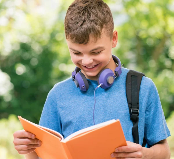 Ragazzo torna a scuola — Foto Stock