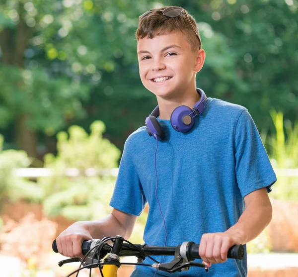 Teen chłopiec z roweru — Zdjęcie stockowe