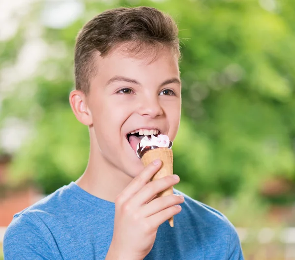 Boy with ice cream — Stock Photo, Image