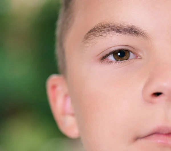 Pojke med bruna ögon — Stockfoto