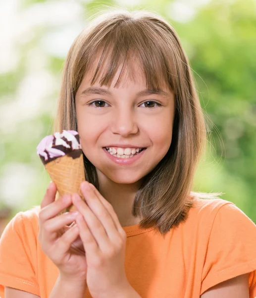 Chica con helado — Foto de Stock