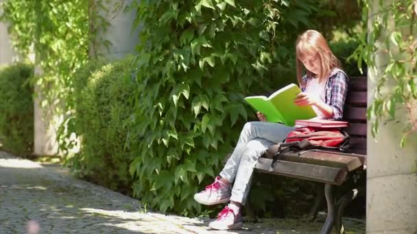 Menina leitura livro — Vídeo de Stock