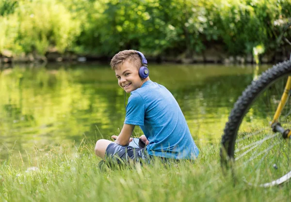 Мальчик-подросток на берегу озера — стоковое фото
