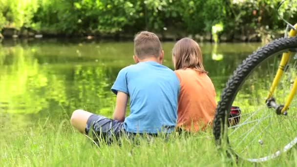 Enfants au bord du lac — Video