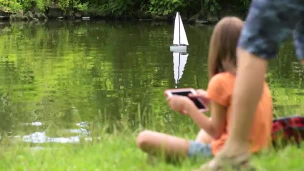 Kinder mit ferngesteuertem Boot — Stockvideo