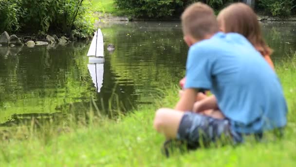 Kinder mit ferngesteuertem Boot — Stockvideo