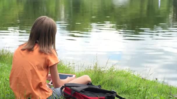 Liten flicka på lakeside — Stockvideo